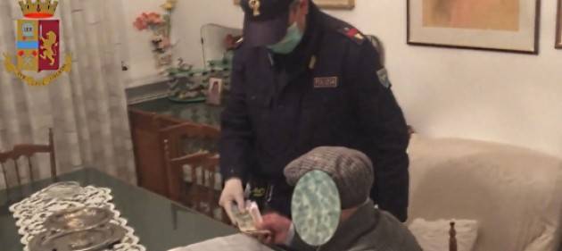 Bari: ruba la pensione a 97enne, arrestato