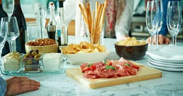 Positivo al Covid organizza una festa a casa con gli amici