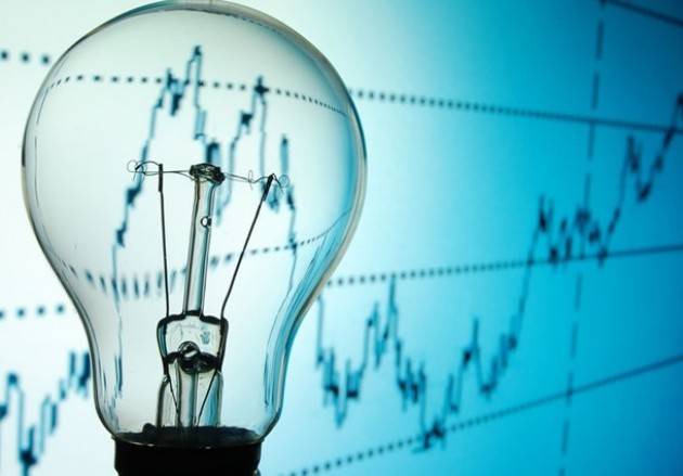 I consumi di elettricità in Italia tornano indietro di vent’anni, rallentano anche le rinnovabili