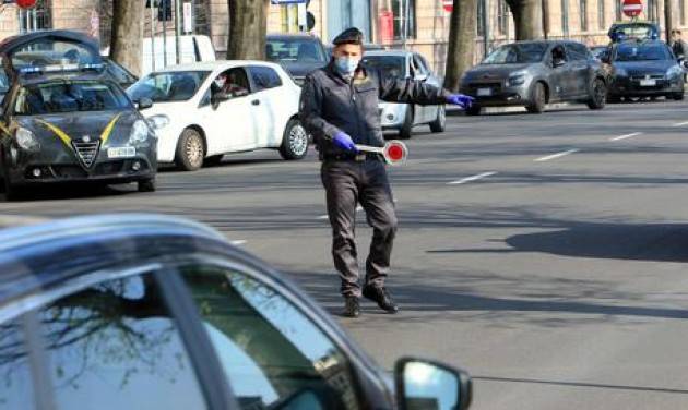 Investe i finanzieri al posto di blocco, arrestato