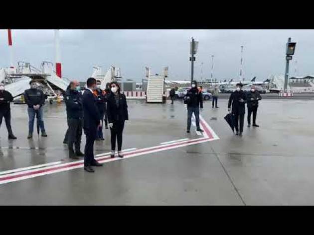IL MINISTRO DI MAIO ACCOGLIE 60 INFERMIERI ALBANESI GIUNTI IN AIUTO DELL'ITALIA