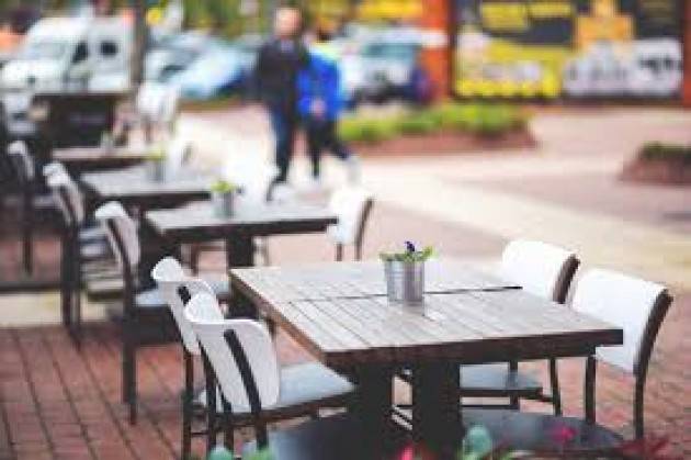 A Milano tavolini bar anche su parcheggi auto