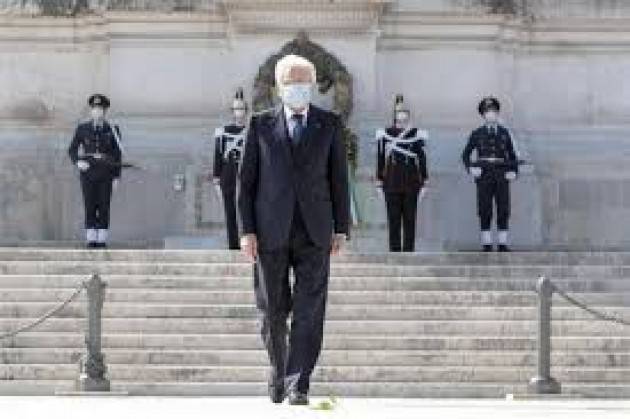 Mattarella ad Altare della Patria solo e con mascherina