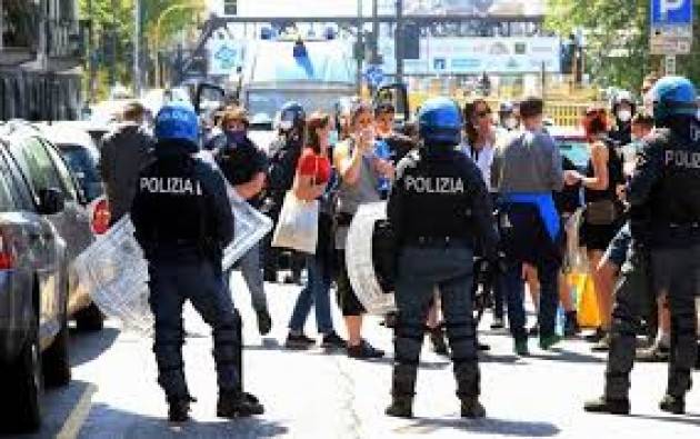 Milano: tensione in strada tra manifestanti e polizia
