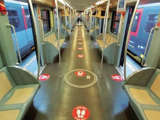 ''Stai qui'' ecco i cerchi rossi che segneranno le distanze sulla METRO  di Milano