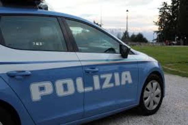 Senza mascherine, aggrediscono i poliziotti: arrestati