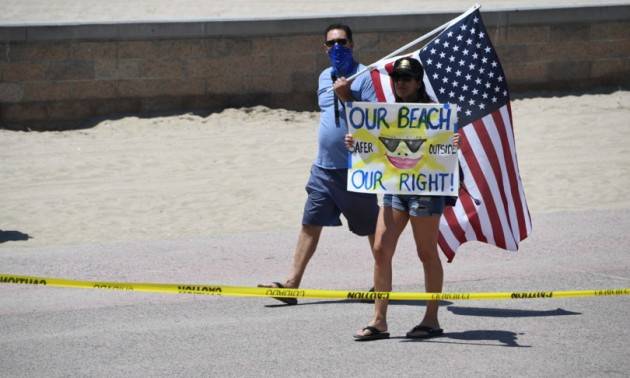 Proteste in California per la chiusura delle spiagge
