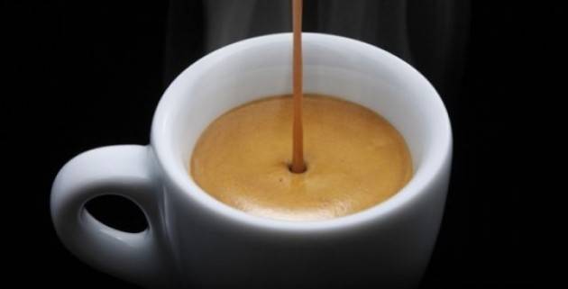  In coda fuori dai bar per il caffè da asporto