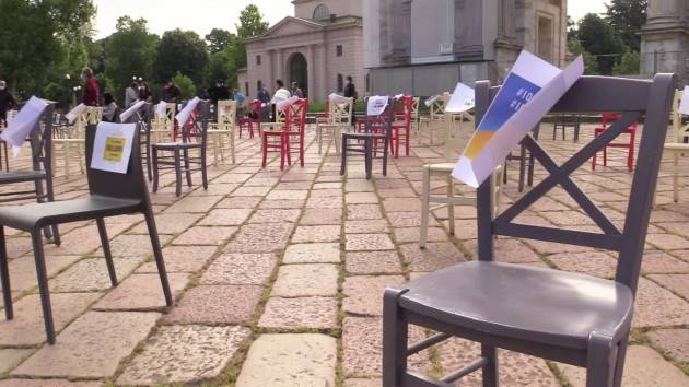 Protesta ristoratori a Milano: esposte sedie vuote