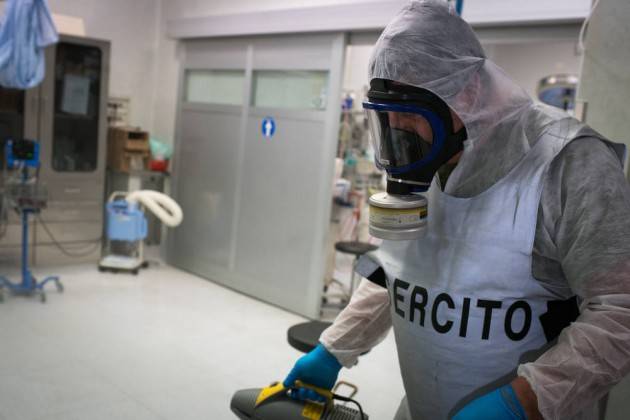 Militari Nato al lavoro per sanificare ospedali lombardi
