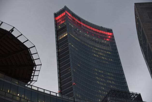 Palazzo Lombardia si illumina per la Croce Rossa