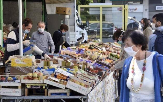 Test di riapertura dei mercati in città: fino al 17 maggio riaprono i banchi alimentari di tutti i mercati rionali e cittadini