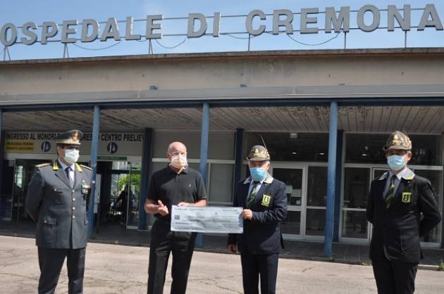 DIECIMILA EURO ALL’OSPEDALE DI CREMONA FINANZIERI DI IERI E DI OGGI UNITI NEL NOME DELLA SOLIDARIETÀ.