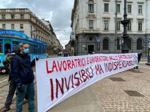 In piazza Scala protestano lavoratori spettacolo: ''Noi invisibili''
