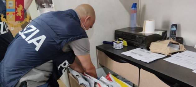 Producevano documenti falsi per immigrati, 19 indagati