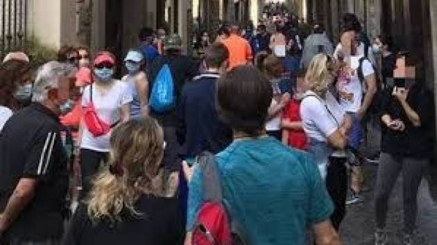 Folla in città Alta a Bergamo, è polemica sui social