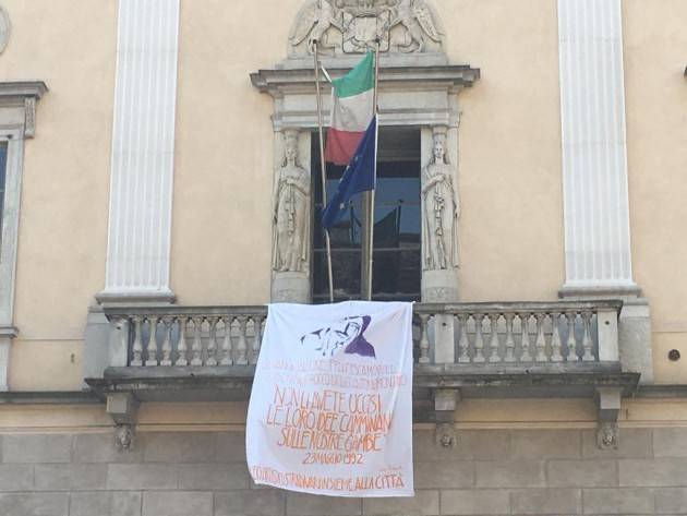 Cremona Giornata Nazionale della Legalità, esposto uno speciale lenzuolo al balcone di Palazzo Ala Ponzone