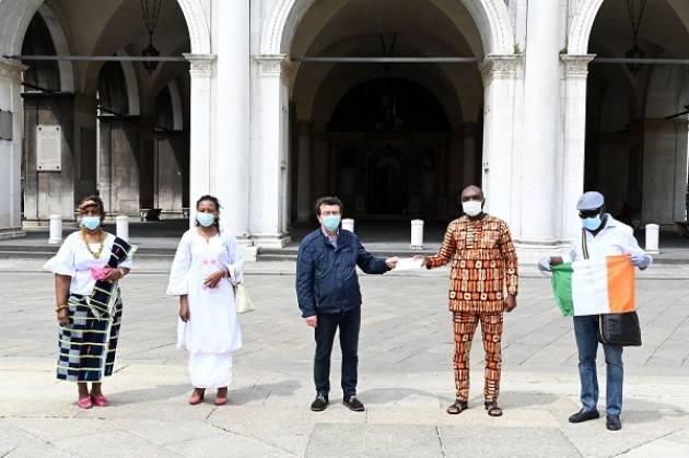 Le comunità camerunense e ivoriana versano i fondi raccolti  a SOStieni Brescia