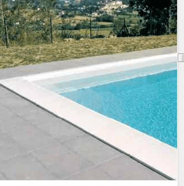 Bimbo di 4 anni annega nella piscina di casa