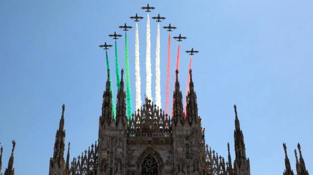 Le Frecce Tricolori nel cielo di Milano e Codogno - VIDEO