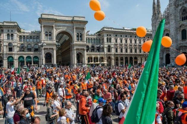 I gilet arancioni in Piazza Duomo a Milano assembrati e senza mascherine