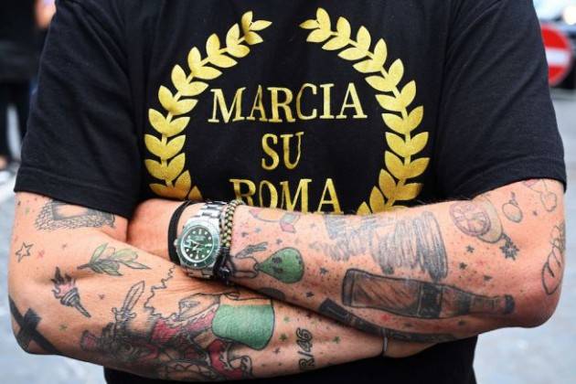 Marcia su Roma, in centinaia al grido di ''Abbiamo fame'' e ''Vogliono vaccinarci tutti''