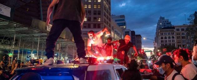 Proteste e scontri per l'uccisione di George Floyd: 1 morto e 1.400 arresti