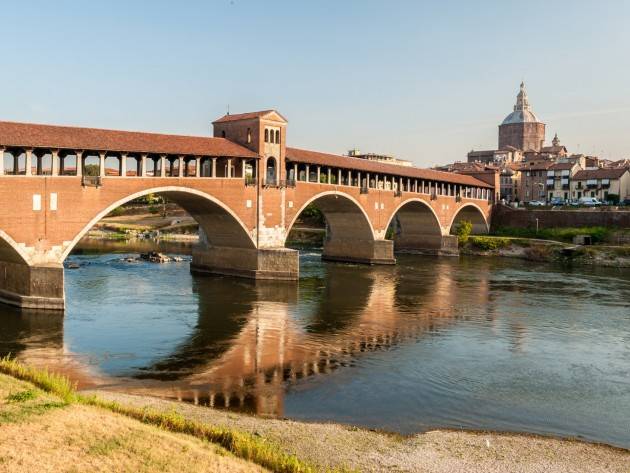 Pavia, vietata la sosta dei passanti sul Ponte Coperto