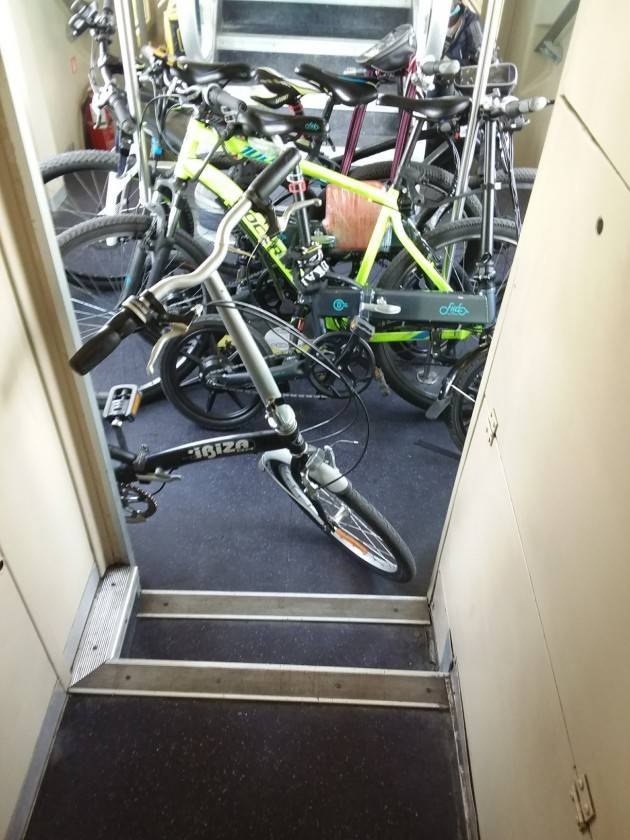 STOP ALLE BICI A BORDO TRENO. La versione di Trenord: colpa dei riders