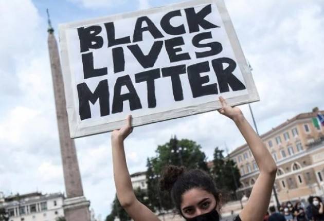 Roma: Black lives matter- Le vite nere contano. 8min e 46 sec in ginocchio per George Floyd