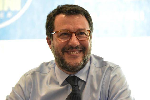 Salvini: ''Regalare camici è reato? Se è così andiamo a vivere su Marte''