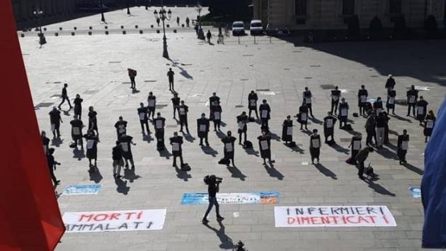 Infermieri in piazza per protesta