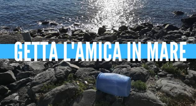 Getta l'amica in mare dopo una lite