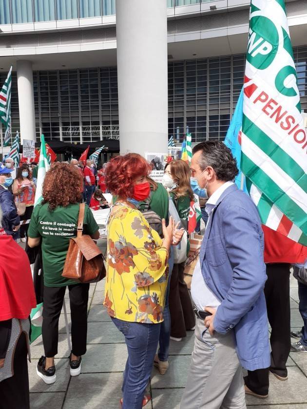 Milano Oggi 16 giugno   Cgil-Cisl-Uil hanno protestato  sotto Palazzo Lombardia contro la gestione nelle Rsa  di Fontana e Gallera