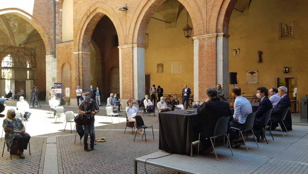 Cremona notte di luce , le registrazioni di un evento per la TV : musica e parole, per ripartire dopo covid-19