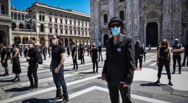 Flash mob artisti a Milano, da Levante a Diodato