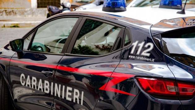 Padre aggredisce il figlio di 7 anni con un coltello