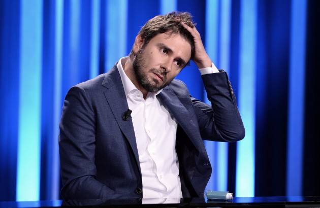 Di Battista: ''Sto lavorando alla creazione di una piattaforma nazionale di car-sharing'' e chiede aiuto alla Rete