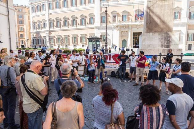 Pianeta Migranti Cremona. Digiuno in solidarietà ai migranti davanti al Parlamento 