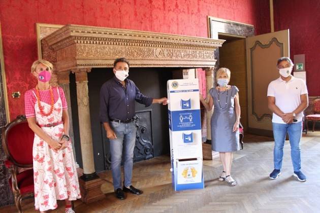 Il Lions Club Torrazzo ha donato al Comune di Cremona 13 totem per l’igienizzazione delle mani