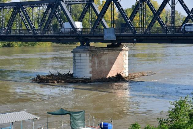 Cremona rimozione dei detriti dai piloni del ponte sul Po: il Comune scrive a RFI