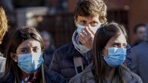 Da oggi in Francia mascherina obbligatoria in tutti i luoghi al chiuso