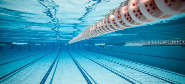 Bimbo di 7 anni annega in piscina comunale a Brescia