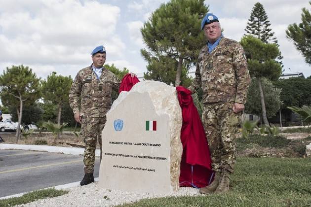 Un cippo a ricordo dei peacekeeper italiani in Libano