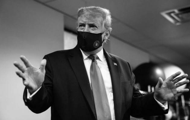 Trump twitta una foto con la mascherina: ''Non c'è nessuno più patriottico di me''