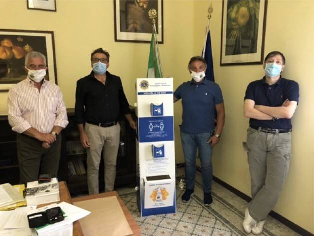 Cremona Il Lions Club Torrazzo dona alle scuole cremonesi 52 totem per l’igienizzazione delle mani