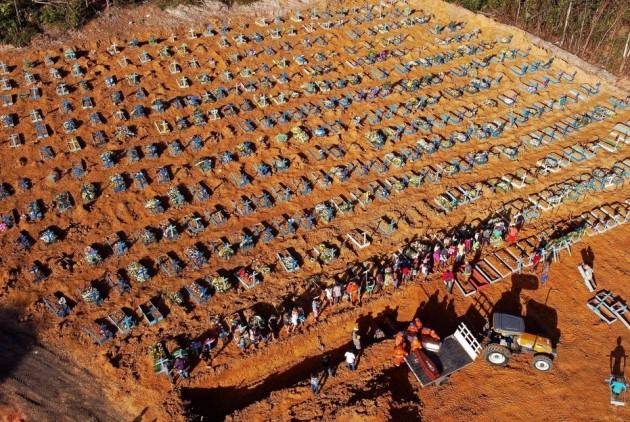 LnM In Brasile si sta consumando un genocidio Il Covid-19 ha ucciso 76mila persone | Frei Betto
