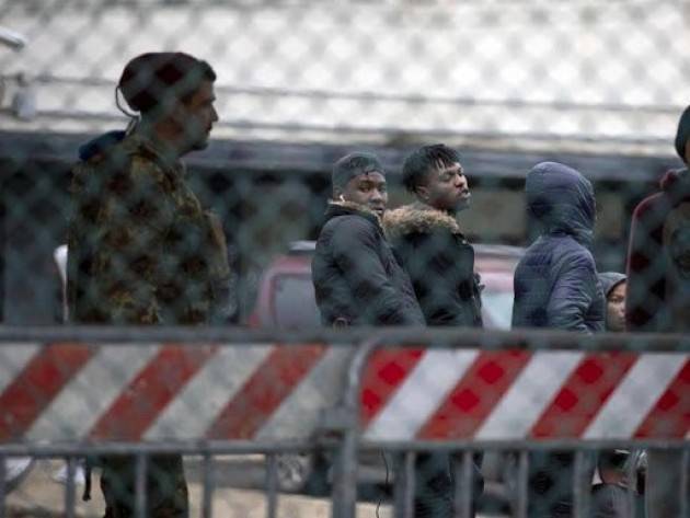 Migranti in fuga dal Cara di Caltanissetta