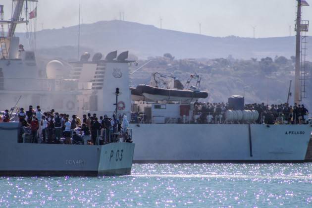 Lamorgese: ''Navi militari in Sicilia per la quarantena dei migranti positivi''