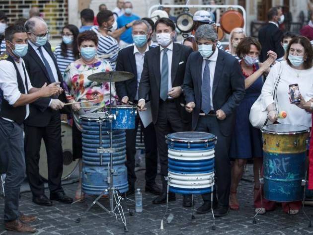 Conte, Fico e Gualtieri Bellanova suonano i tamburi in piazza (con saltello finale...)